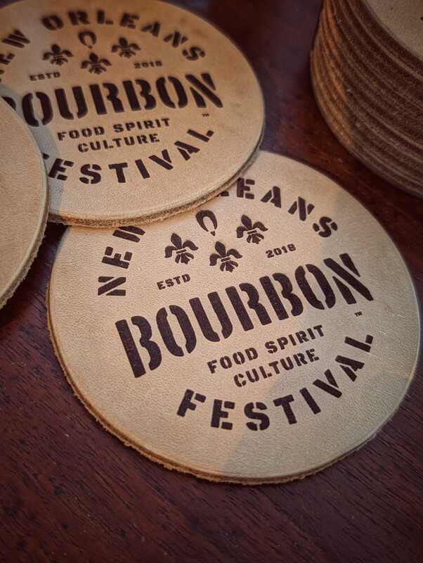 Leder-Untersetzer für das Bourbon Festival New Orleans, Logo gelasert