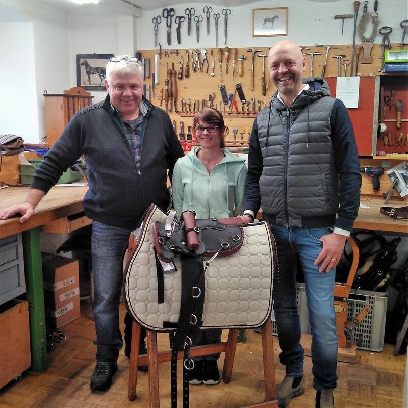 Ruedi Gerber, Anita Küttel und Carsten Engelke mit dem E & G Horsetrainer