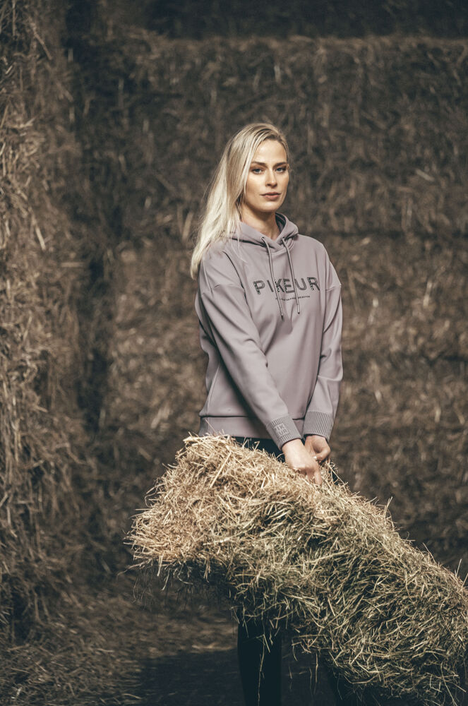 Pikeur Hoodie an einem Model auf Strohballen