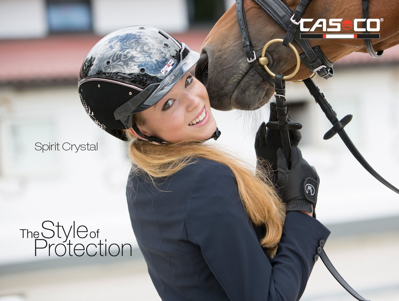 Casco Spirit Crystal Reithelm an Dressurreiterin mit Pferd