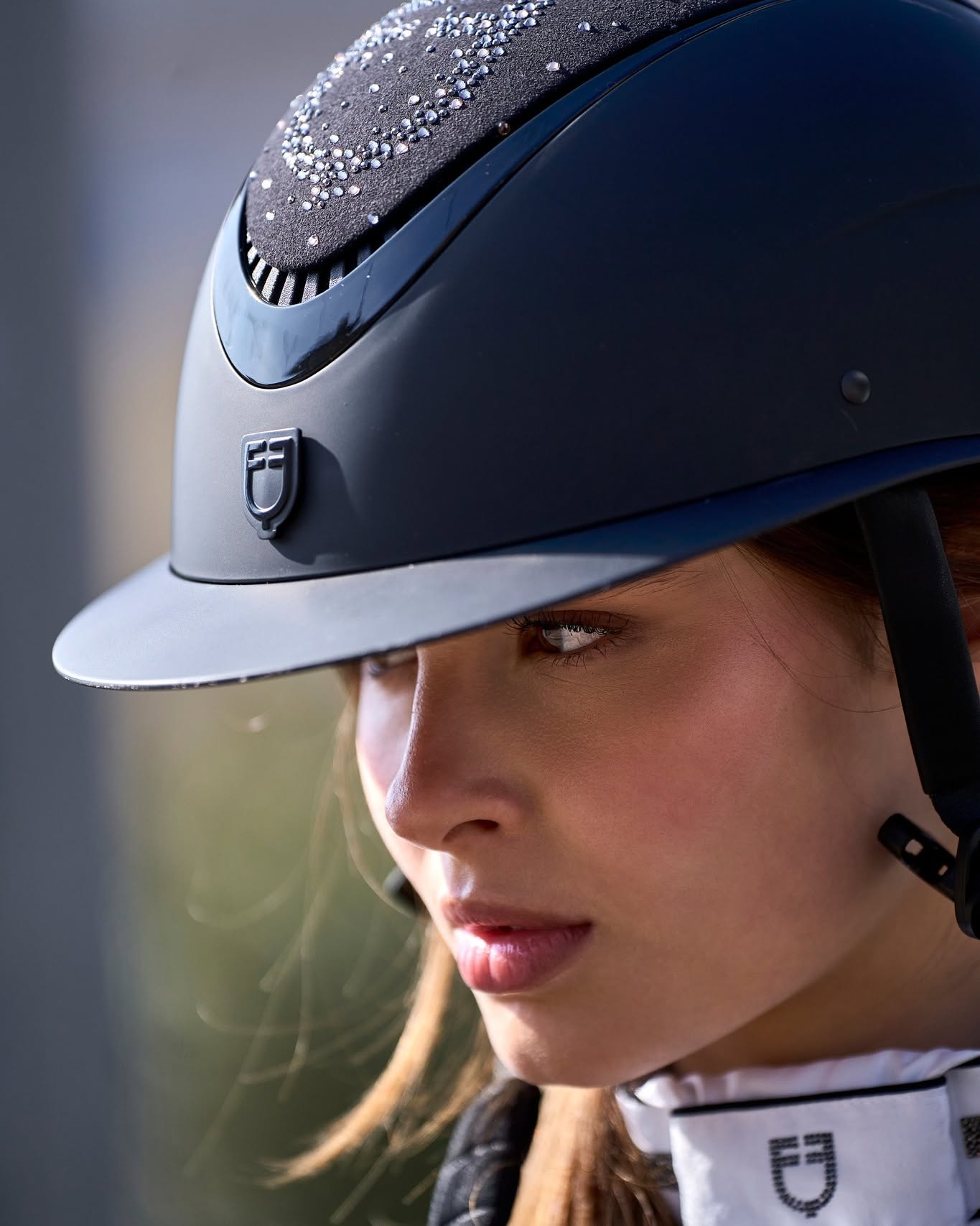 Equestro-Reithelm mit Kristallbesatz — Nahaufnahme