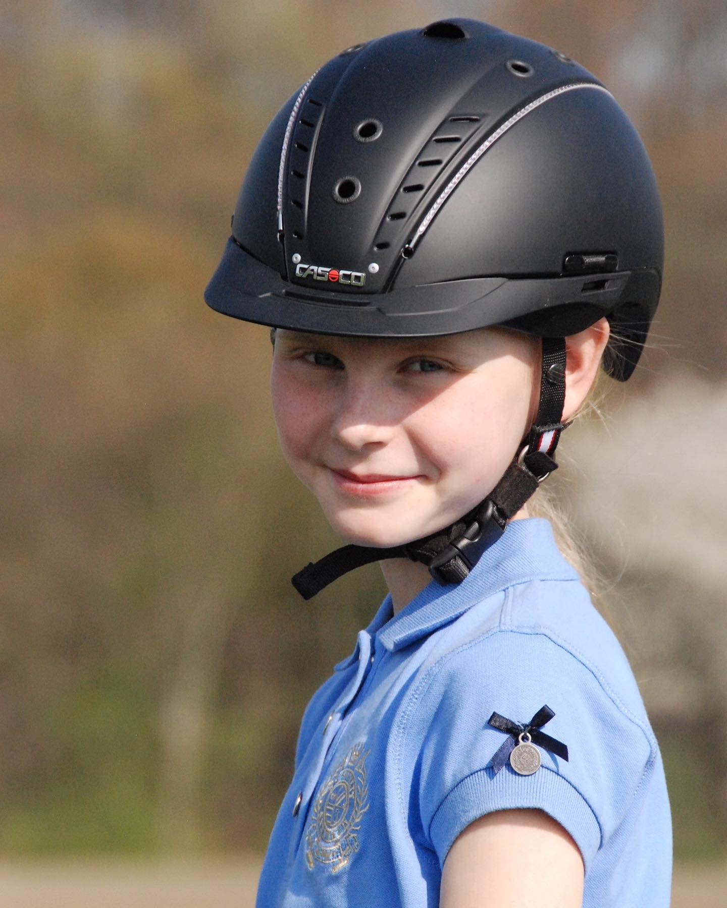 Mädchen mit schwarzem Casco-Kinderreithelm