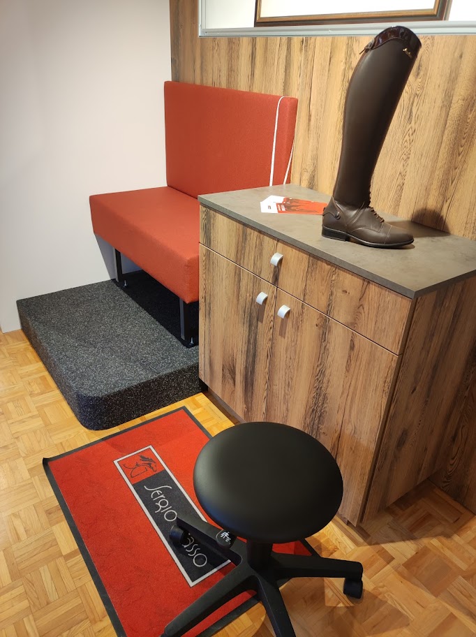Die Anmess-Ecke im Fachgeschäft in Berg mit Sergio-Grasso-Musterstiefel