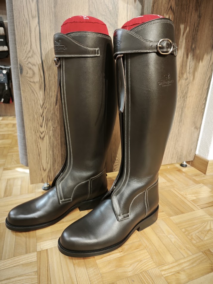 Dunkelbraune Polostiefel mit Schnalle und heller Ziernaht