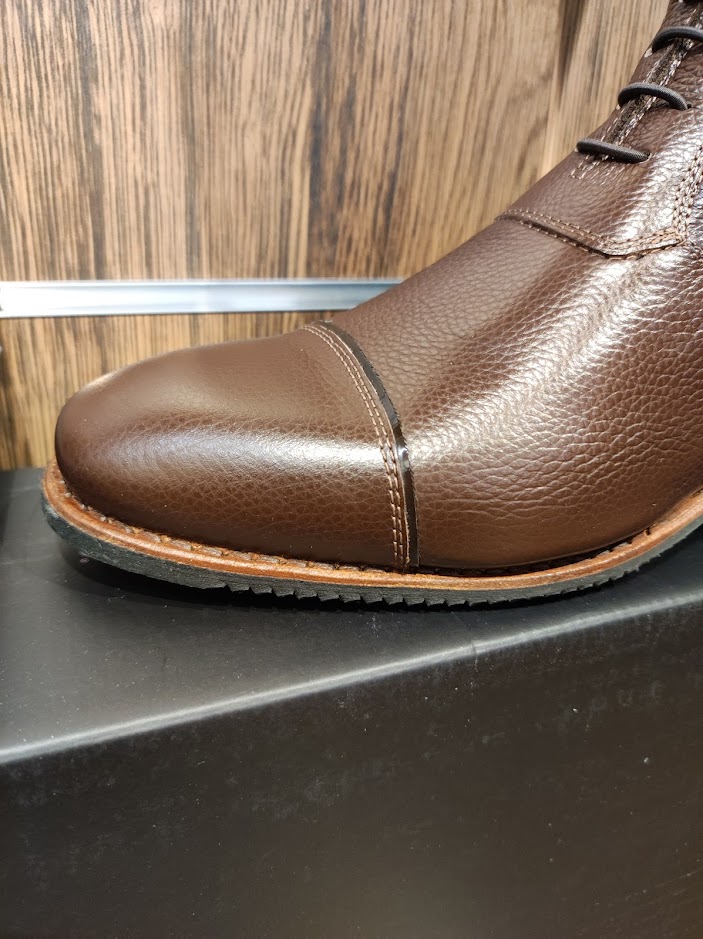 Detailaufnahme der Vorderkappe eines braunen Massstiefels