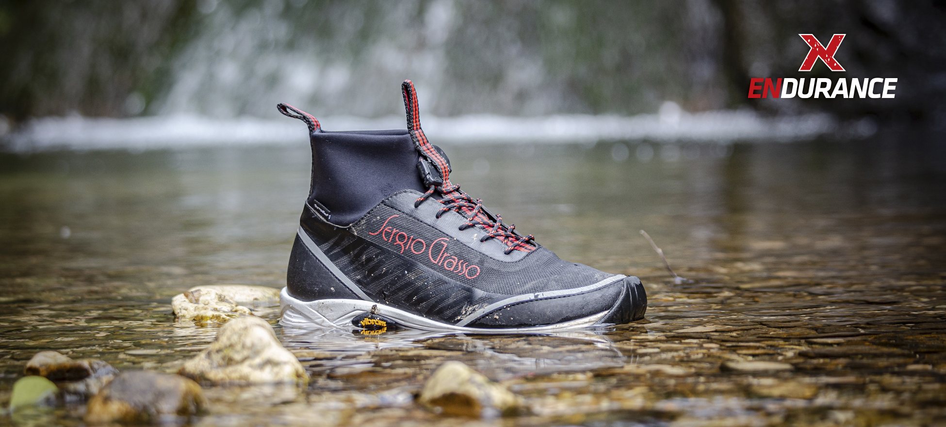 Endurance-Reitschuh im Wasser eines Bachlaufs
