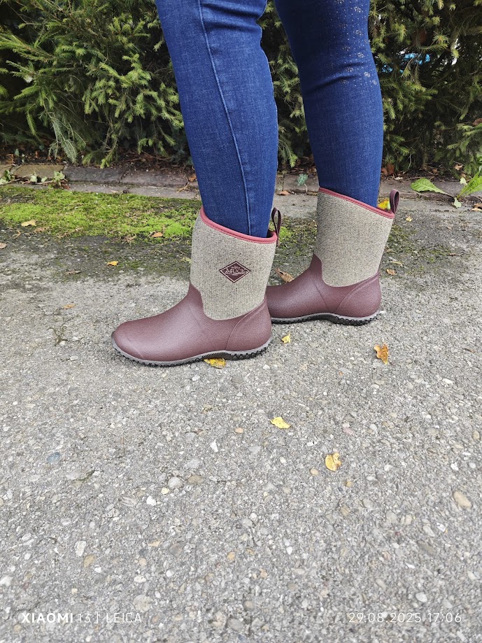 Weinrote Muck Boots Stallstiefel auf Kiesweg