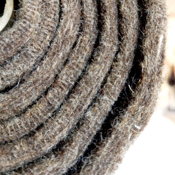 Rolle aus naturbelassenem Wollfilz — das Ausgangsmaterial des 3D-Wollgurts