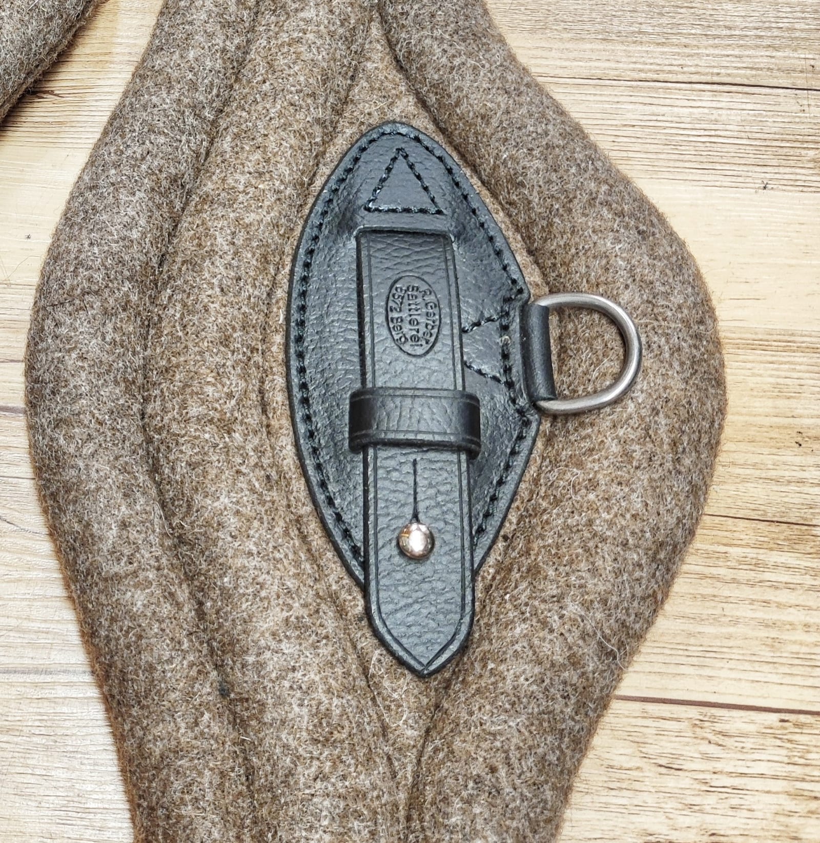Lederbesatz mit D-Ring und Prägung «R. Gerber Sattlerei 8572 Berg»