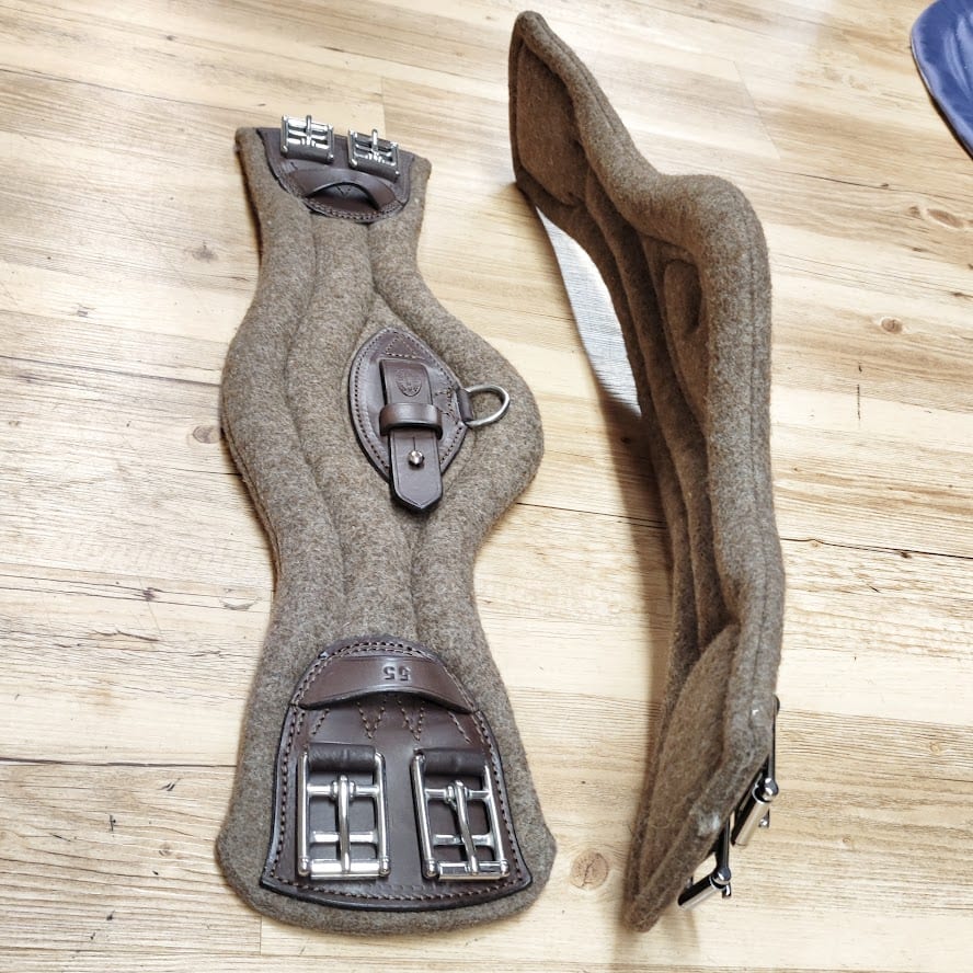 Zwei 3D-Wollgurte aus anatomisch geformtem Wollfilz mit Lederbesatz
